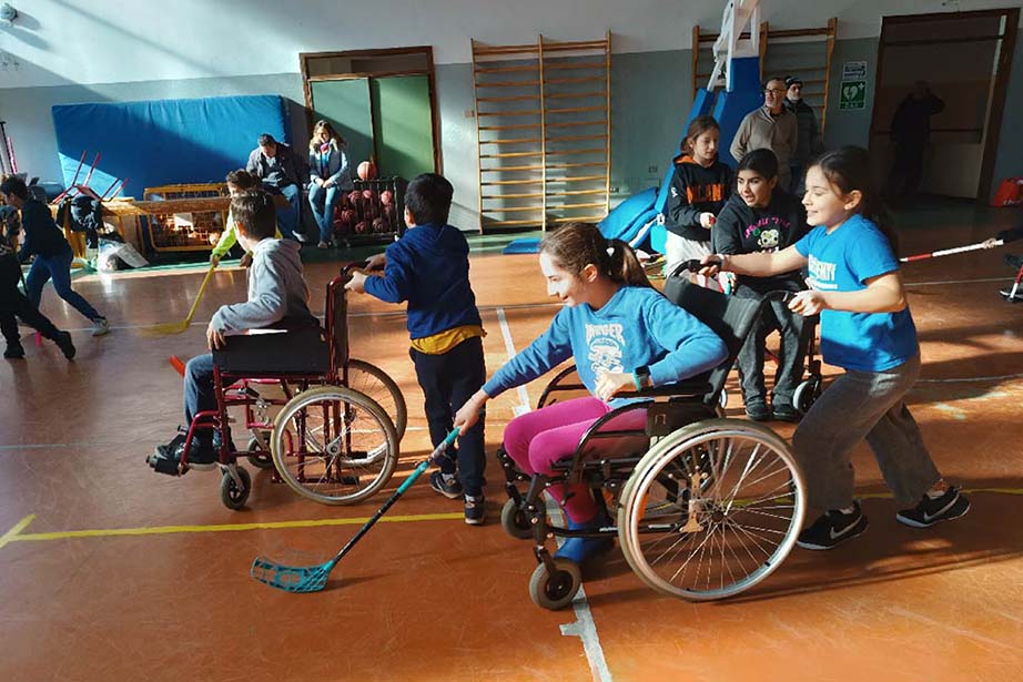 bambini giocano a hockey