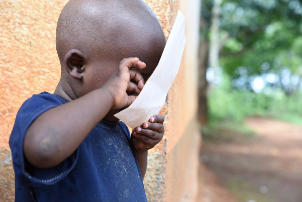 Nahel si sforza a leggere nonostante la cataratta