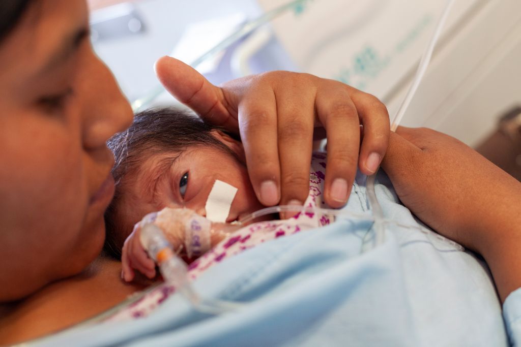 Prematuro tra le braccia della mamma