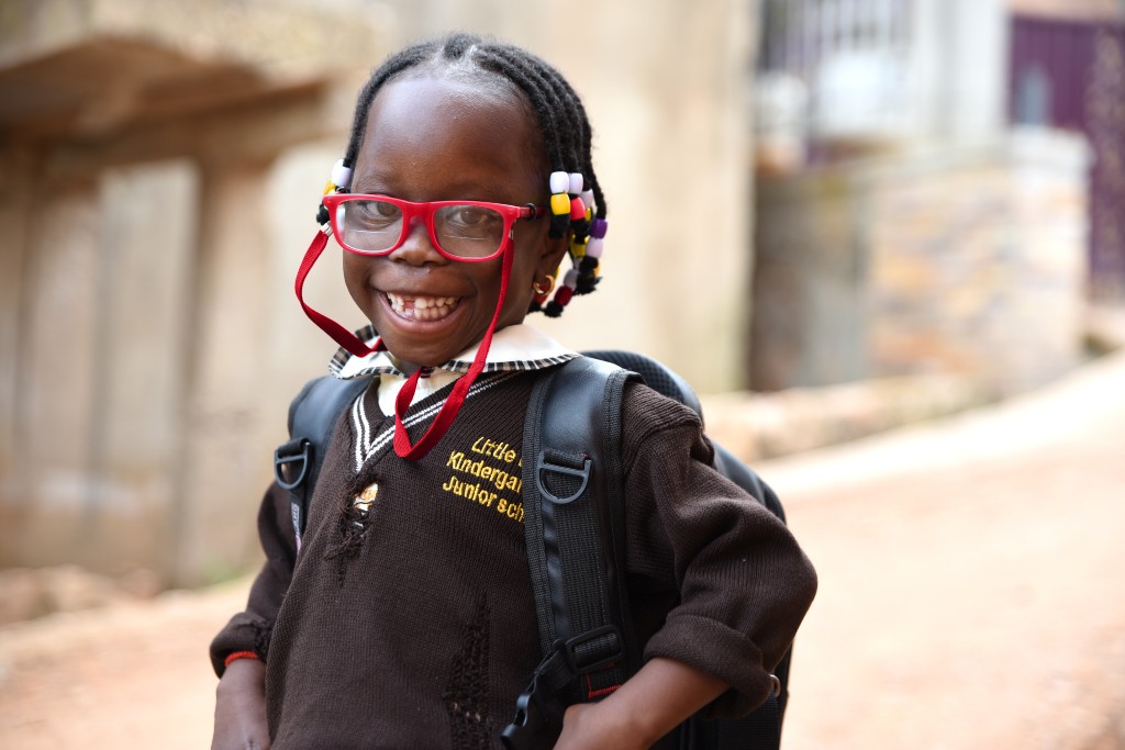 Bambina sorridente con occhiali