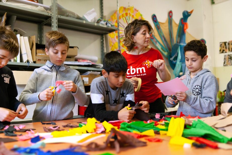 Operatrice con bambini a scuola