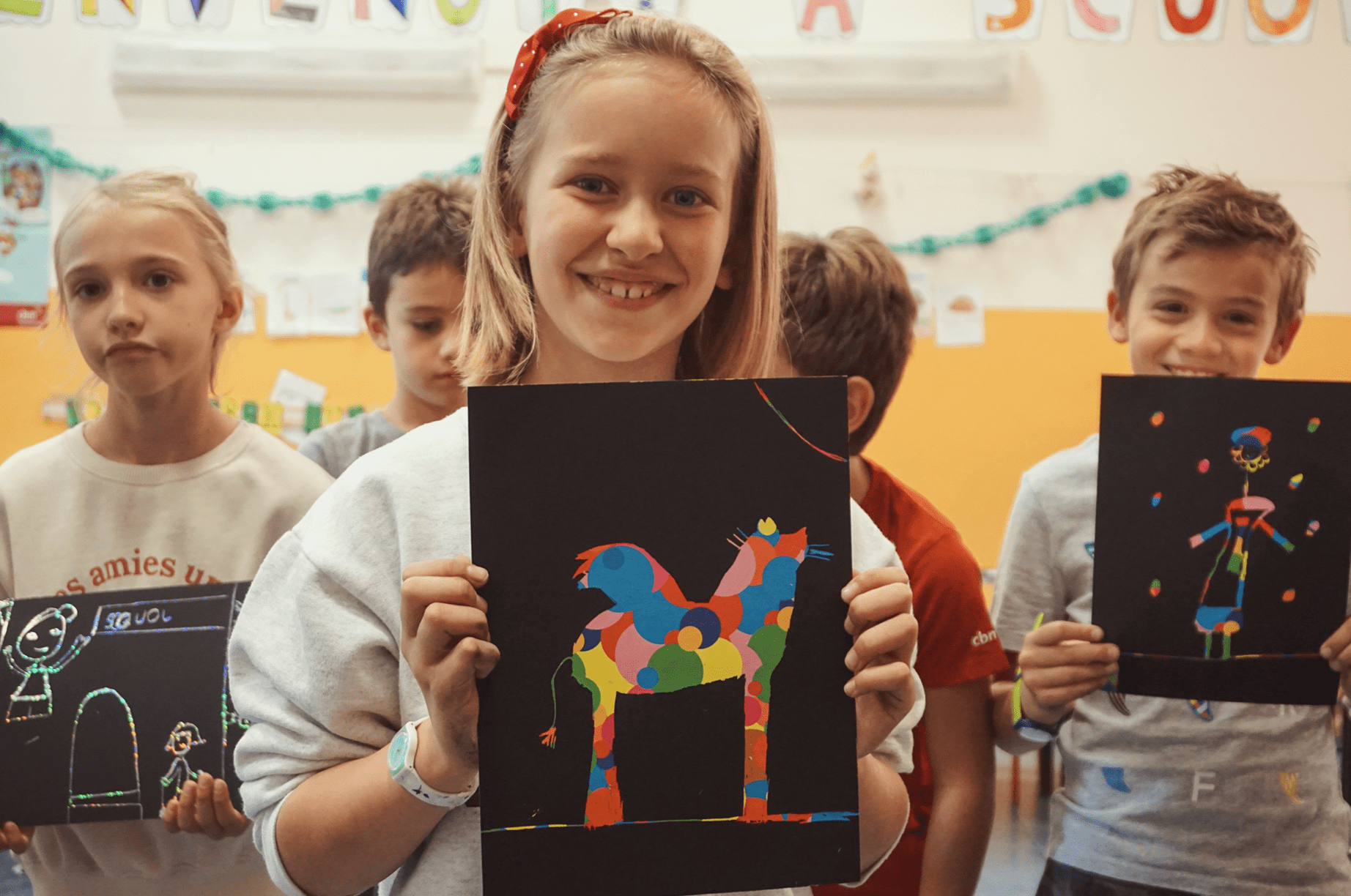 Bambina in primo piano con un disegno in mano