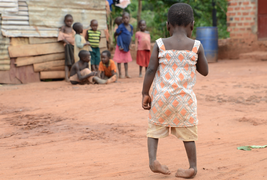 Rebecca si dirige verso i suoi amici