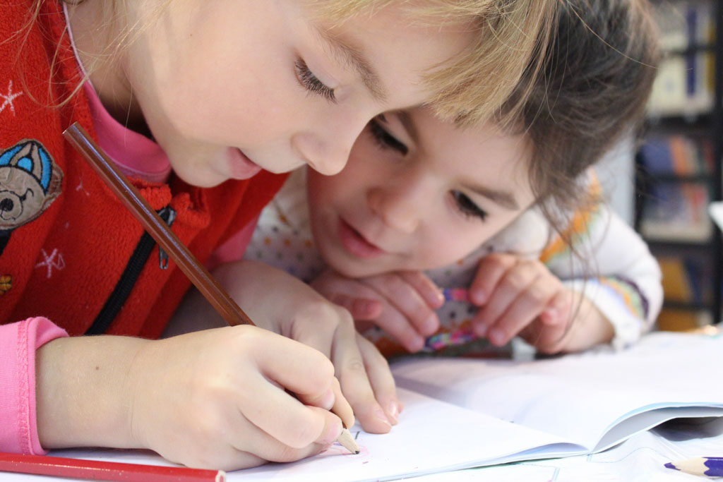 bambine in classe