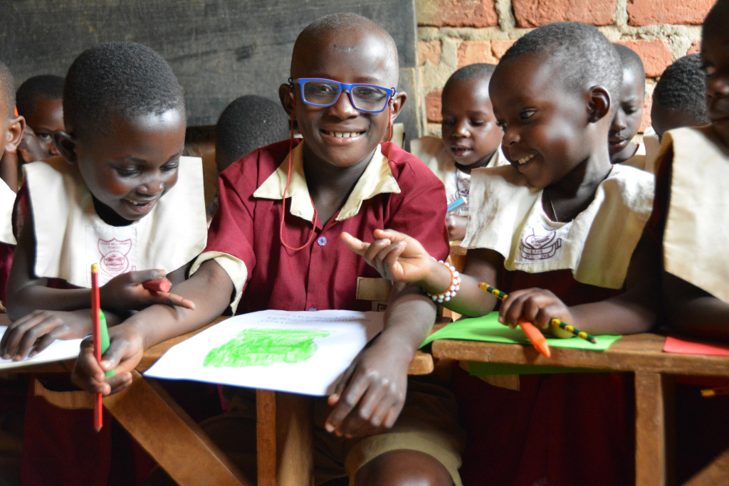 Mathias con i suoi compagni sui banchi di classe