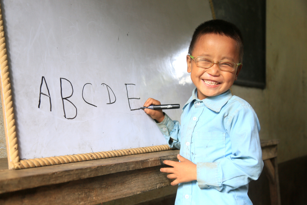 Sudip sorridente alla lavagna