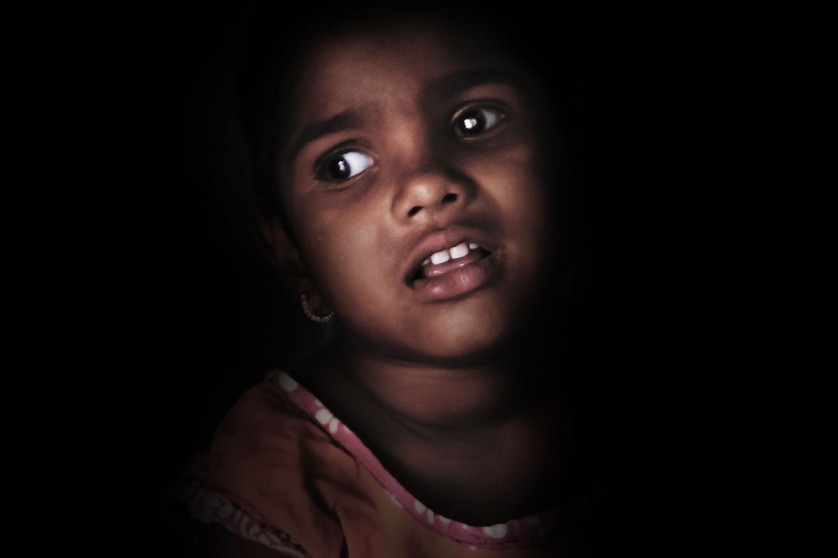 primo piano di una bambina con disabilità visiva