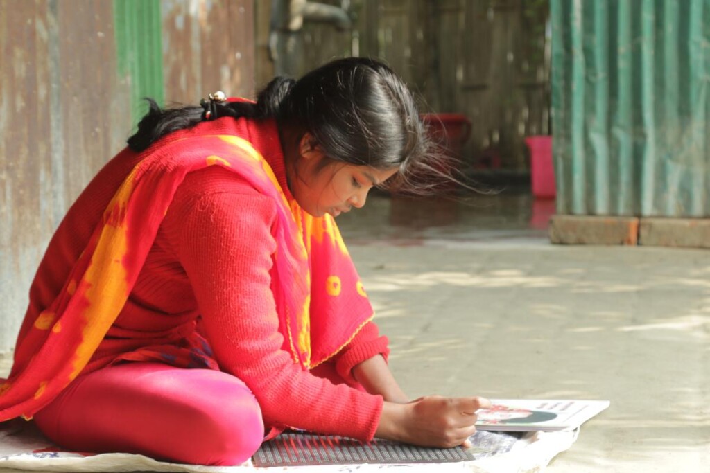 Bambina in India con libro in braille