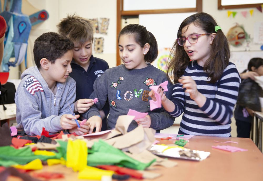 bambini a scuola che prendono parte a un laboratorio