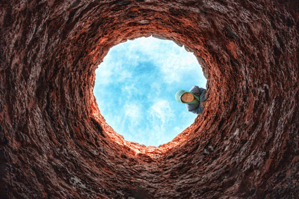 bambino affacciato al pozzo