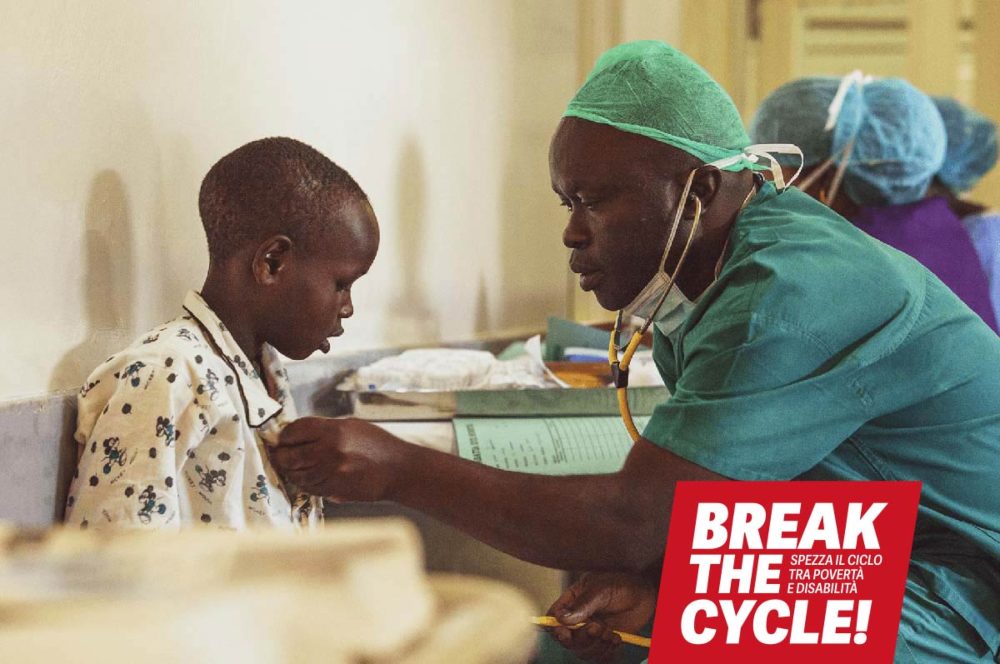 medico visita un bambino