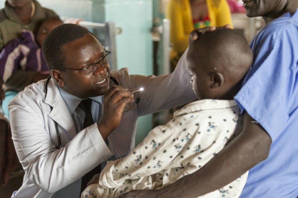 visita oculistica a un bambino in Africa