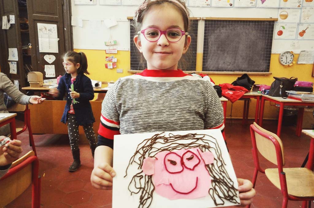 Bambina in primo piano a scuola