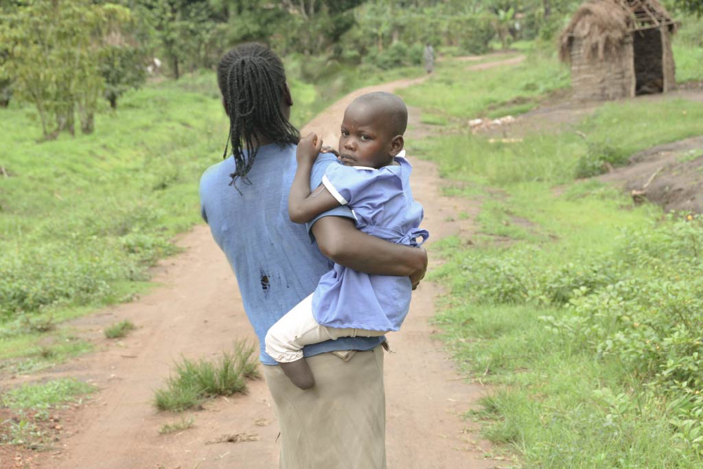 bambina con disabilità motoria in Uganda