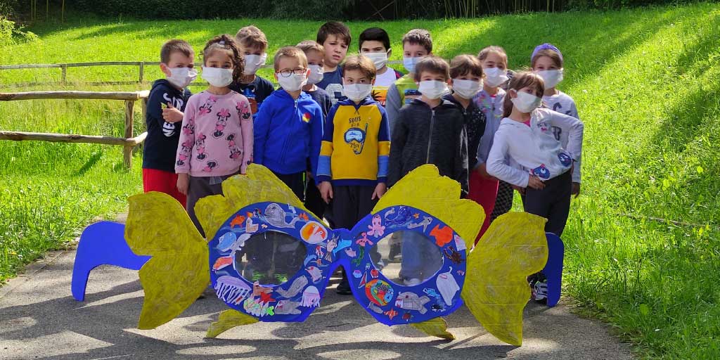 bambini in classe disposti a cerchio