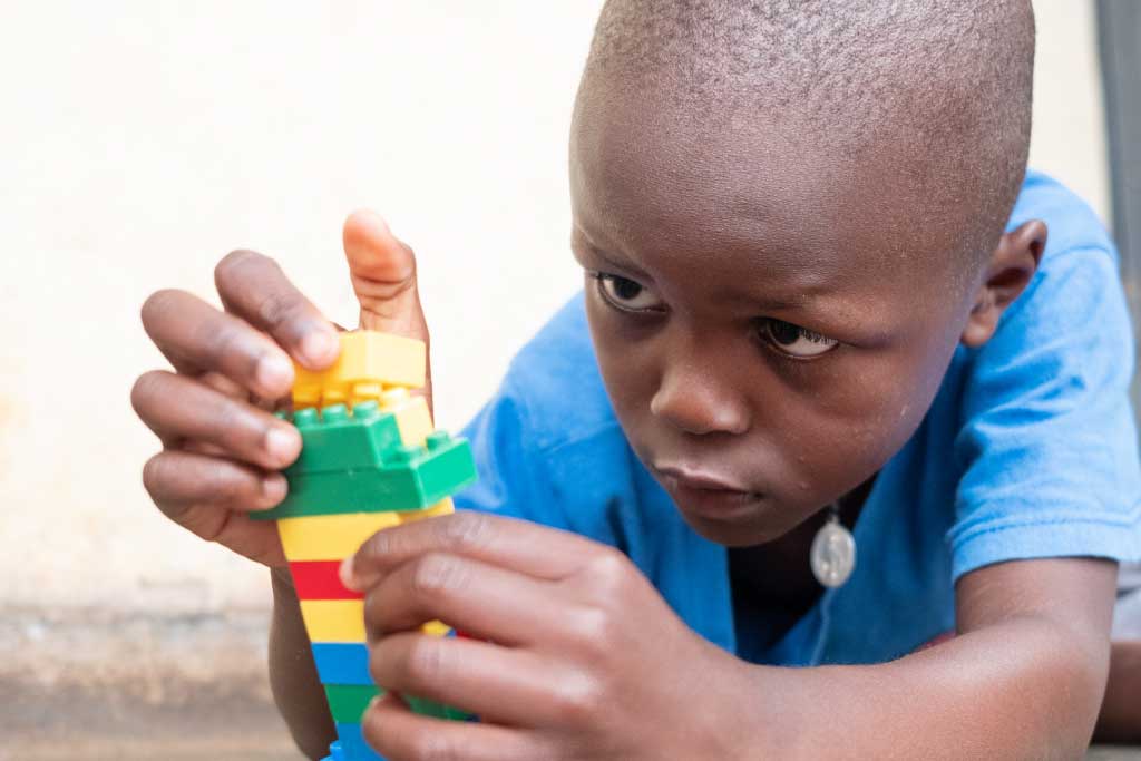 bambino cerca di costruire