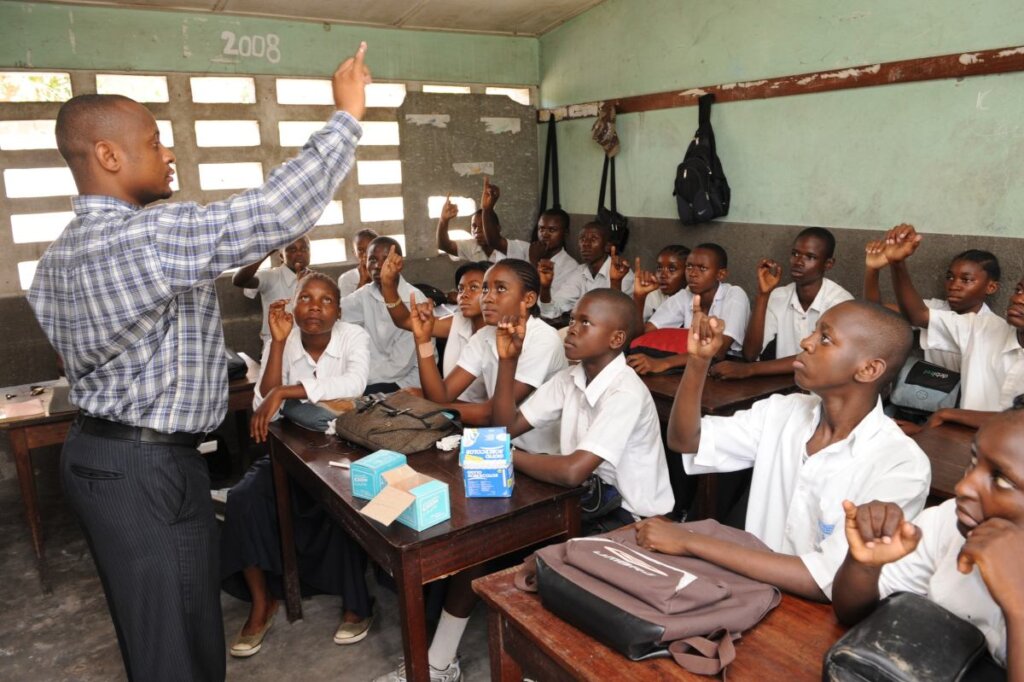 insegnante a scuola in africa
