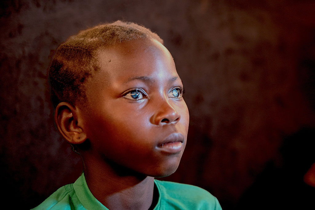 bambina guarda nel vuoto