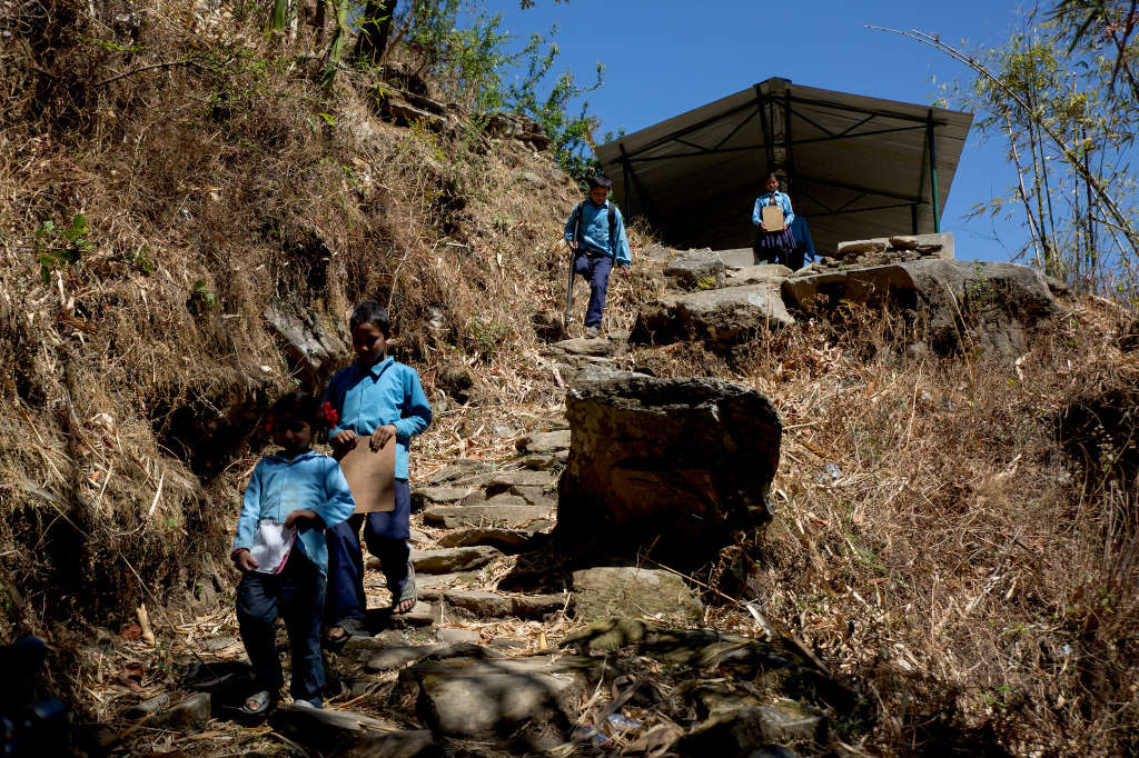 bambini camminano verso scuola
