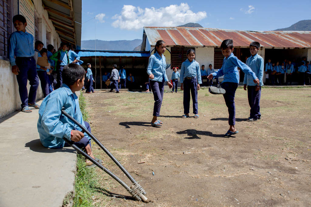 bambini nel cortile della scuola