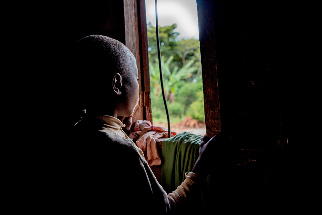 bambino con disabilità visiva nel buio