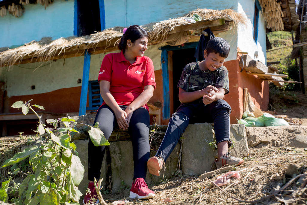 bambino con disabilità insieme a operatrice