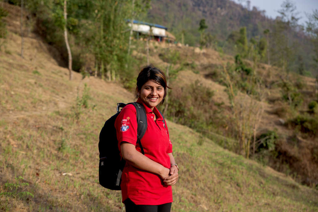 Operatrice con maglia rossa CBM