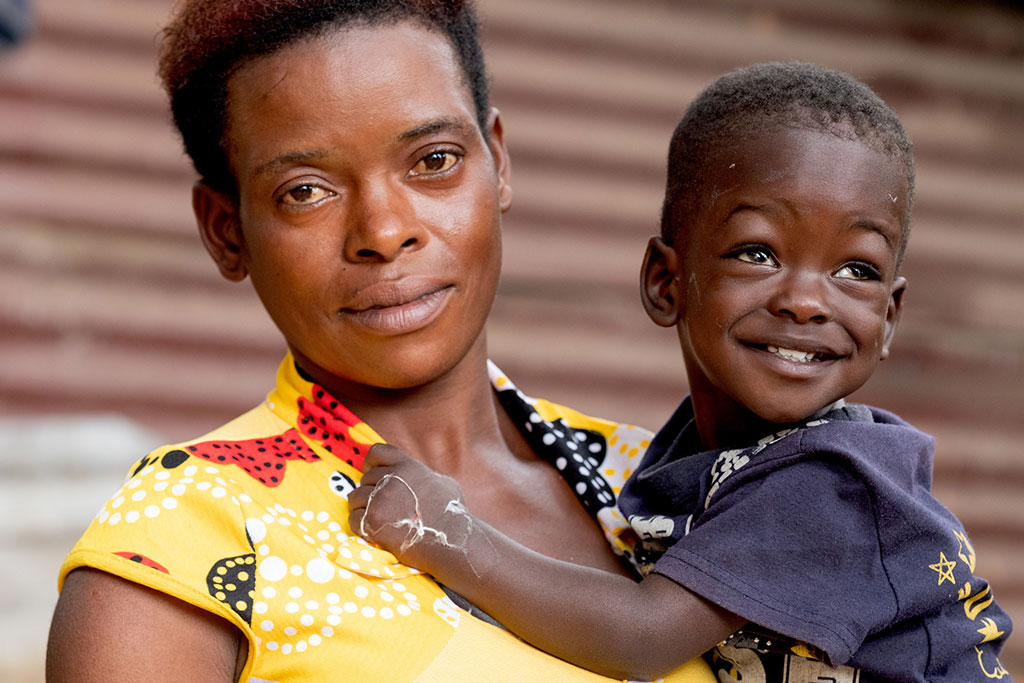 mamma insieme a bambino con cataratta