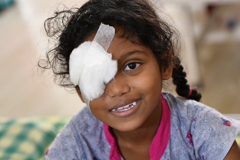 bambina sorridente con occhio bendato
