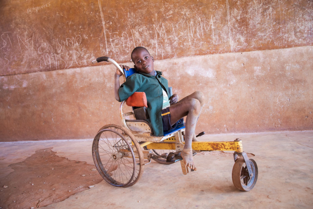 Bambino del Malawi in carrozzina
