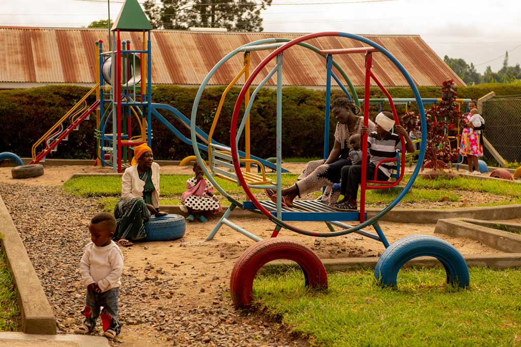 bambini che giocano in un parco giochi