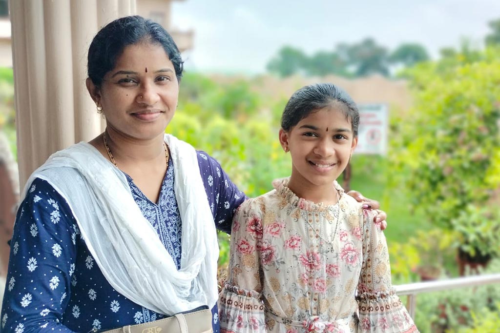 foto bambina sorridente insieme alla mamma