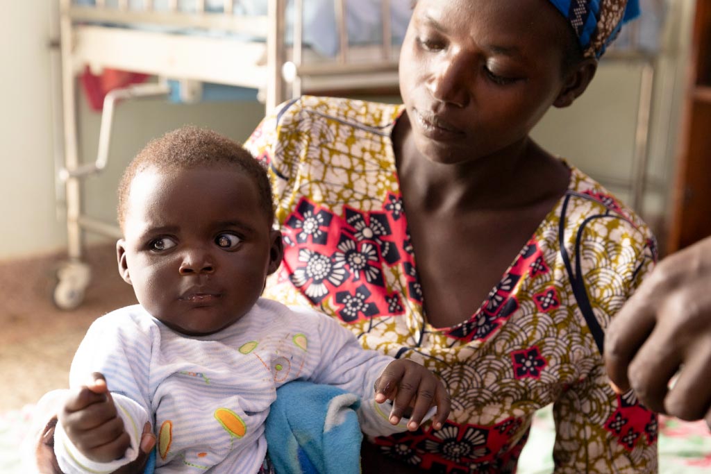 primo piano bambina insieme a mamma