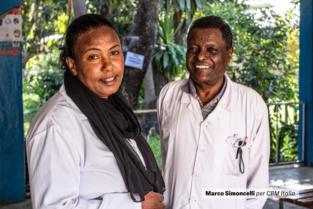 infermiera ed infermiere sorridono