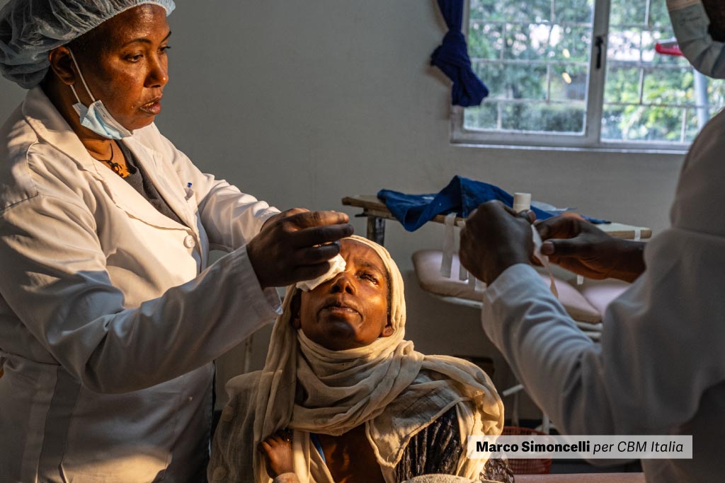 infermiera medica una paziente all'occhio