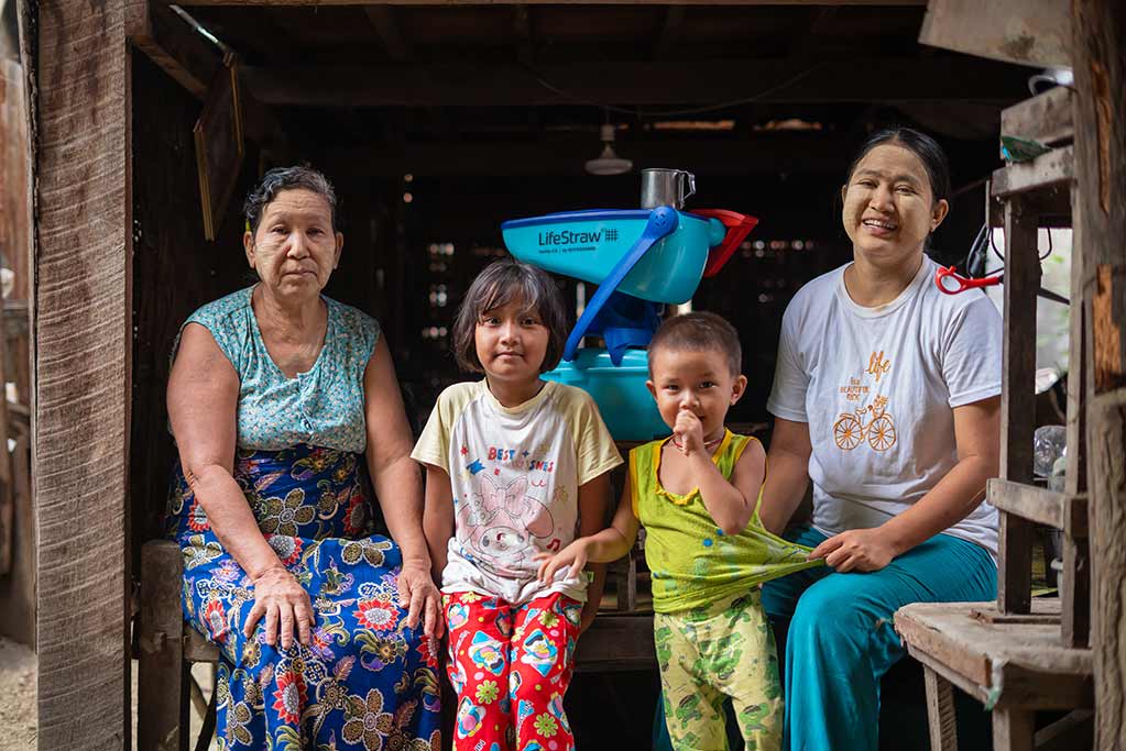 famiglia sorridente in myanmar