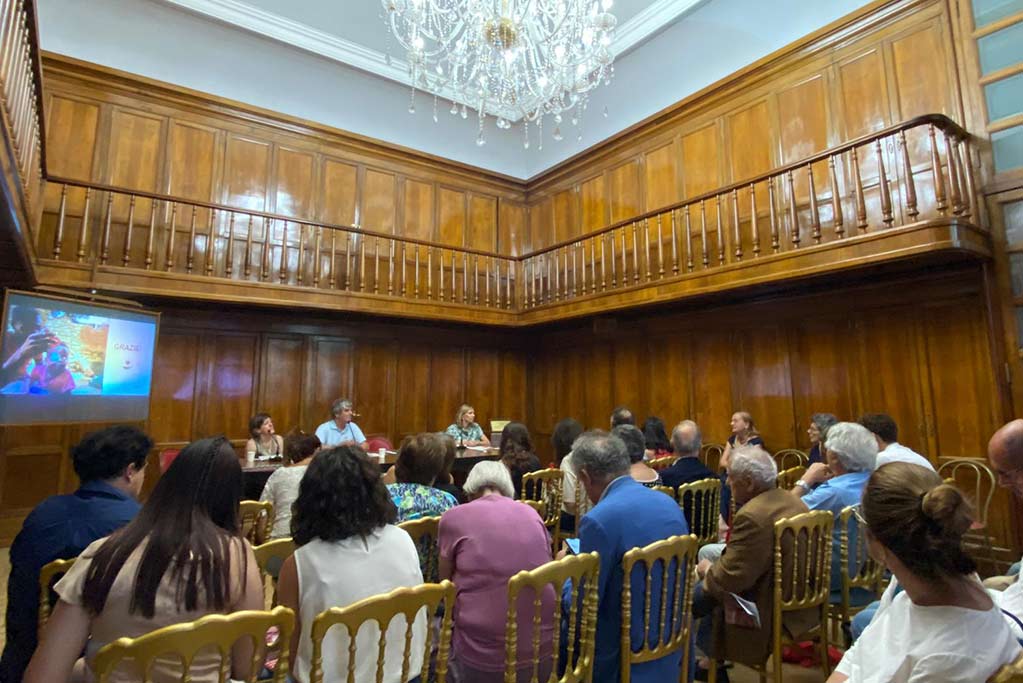 persone sedute in una sala