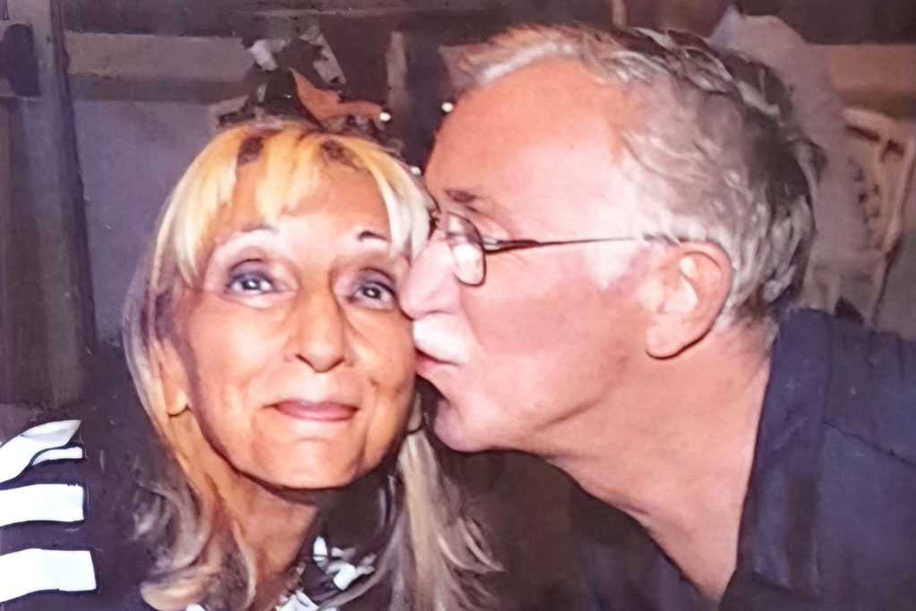 uomo dà un bacio sulla guancia a una donna