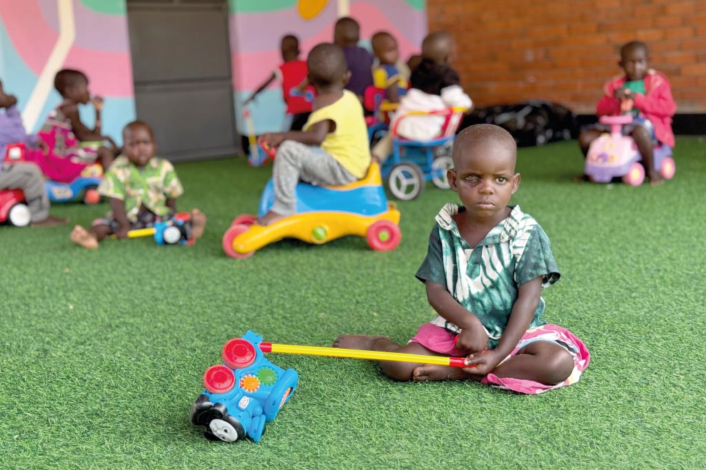 bambina con retinoblastoma seduta in area giochi