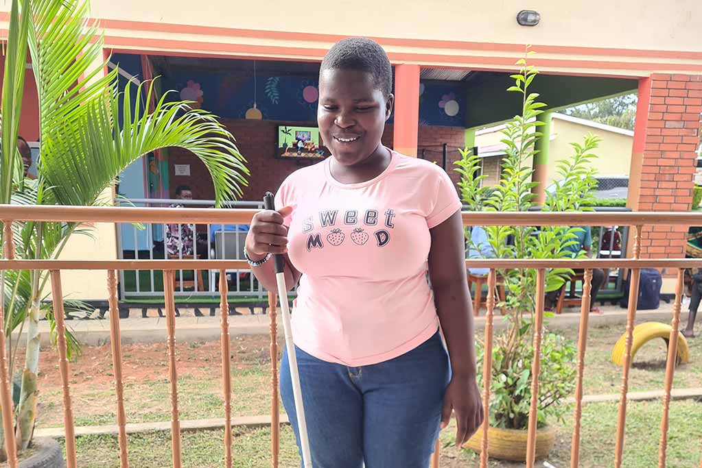 ragazza cieca sta in piedi con bastone