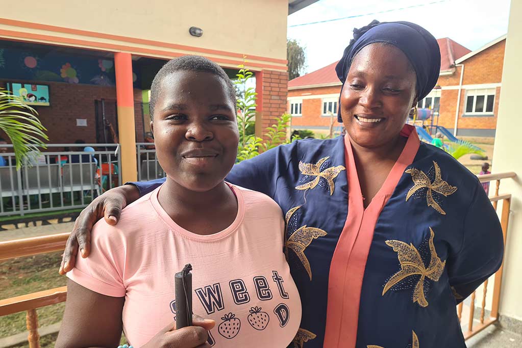 mamma abbraccia la figlia