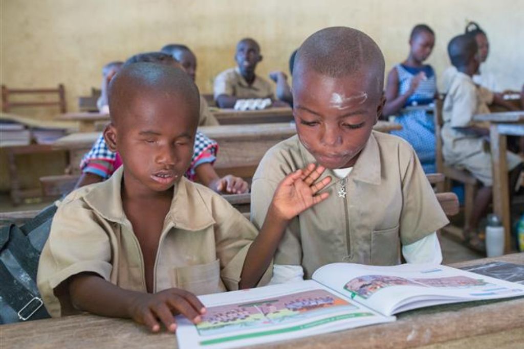 bambini ciechi a scuola con libro