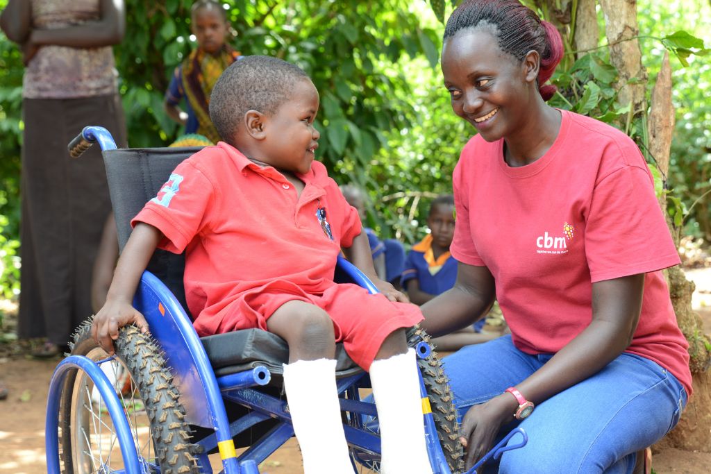 bambino in sedia a ruote con operatrice cbm