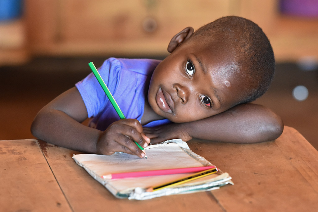 Bimba disegna a scuola in Africa