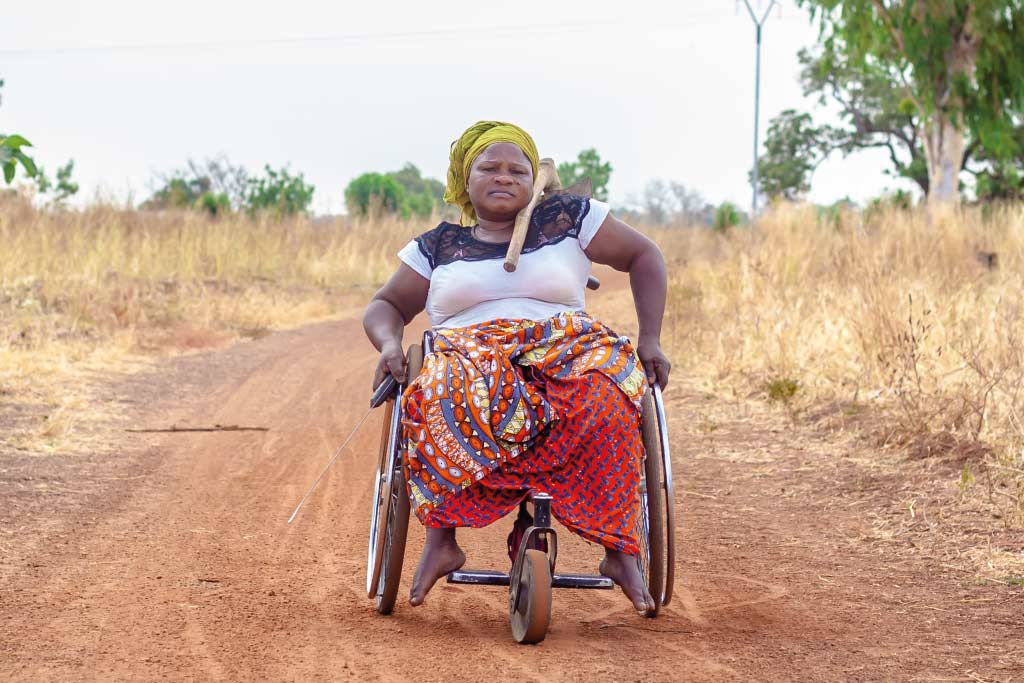 donna in sedia a ruote