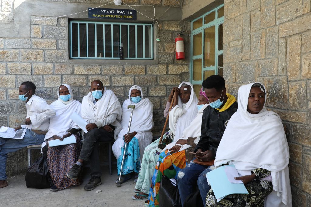 gruppo di persone sedute in attesa