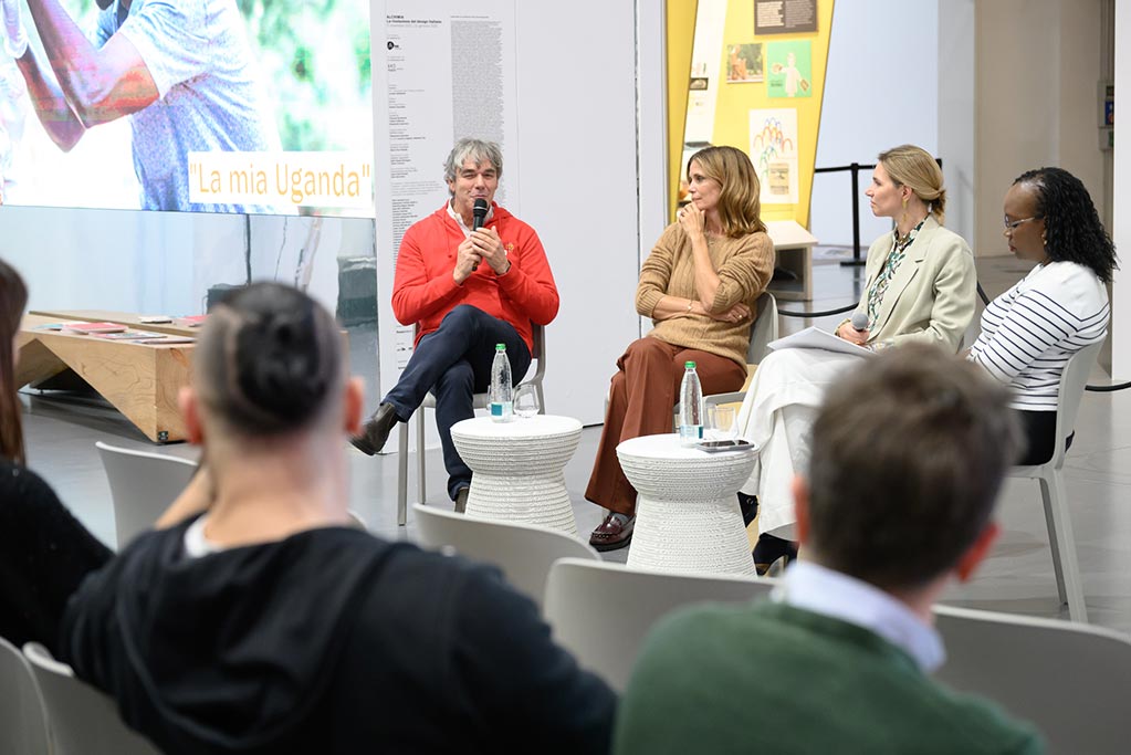 persone dialogano ad un evento