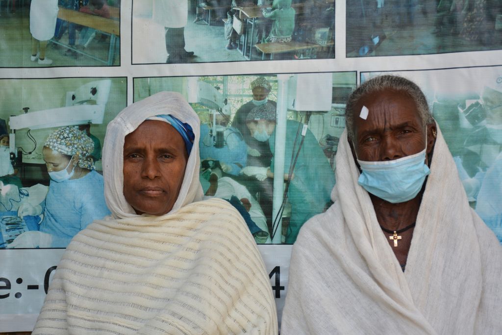 persone sedute in attesa