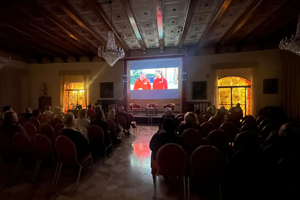 sala piena durante la proiezione del docufilm