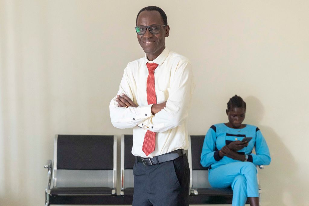 uomo braccia conserte